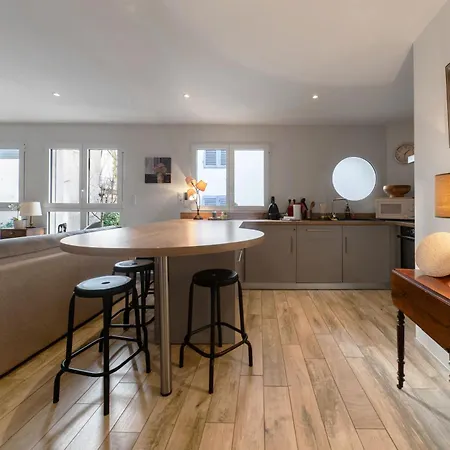 Holiday home Maison Russie - Grande Maison Climatisee Avec Parking Centre
