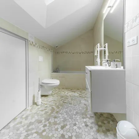 Maison Russie - Grande Maison Climatisee Avec Parking Centre *